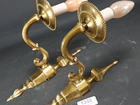 Paar vergulde tot lampvoet gemaakte wandkandelaren - afbeelding 2 van  5