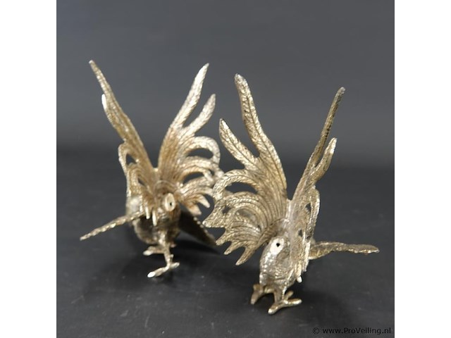 Paar verzilverde vechthanen - afbeelding 4 van  5