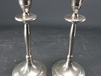 Paar verzilverende kandelaren - afbeelding 1 van  5
