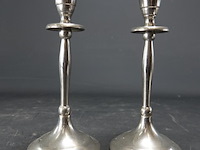 Paar verzilverende kandelaren - afbeelding 2 van  5