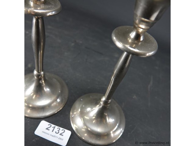 Paar verzilverende kandelaren - afbeelding 4 van  5