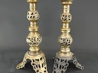 Paar vintage koperen of bronzen filigraan kandelaars