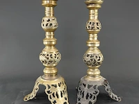 Paar vintage koperen of bronzen filigraan kandelaars - afbeelding 2 van  5