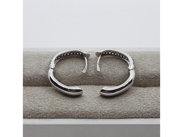 Paar witgouden creolen met pavé gezet briljant, 18 karaats - afbeelding 2 van  14