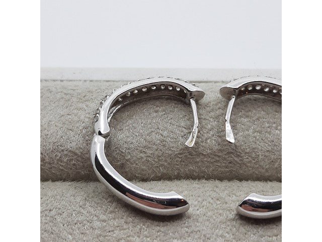 Paar witgouden creolen met pavé gezet briljant, 18 karaats - afbeelding 3 van  14