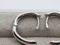 Paar witgouden creolen met pavé gezet briljant, 18 karaats - afbeelding 3 van  14