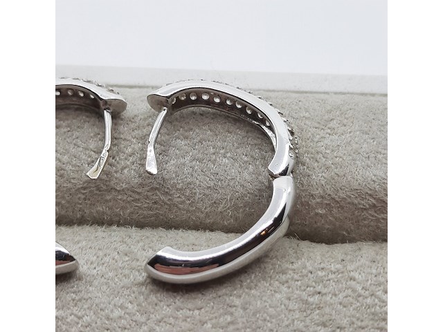 Paar witgouden creolen met pavé gezet briljant, 18 karaats - afbeelding 4 van  14