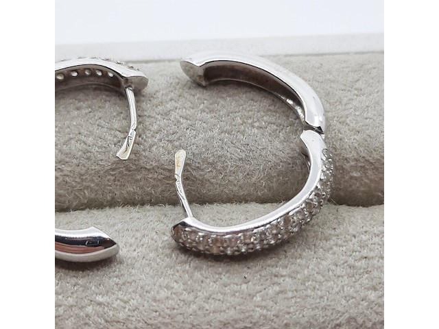 Paar witgouden creolen met pavé gezet briljant, 18 karaats - afbeelding 5 van  14