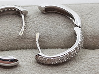 Paar witgouden creolen met pavé gezet briljant, 18 karaats - afbeelding 5 van  14