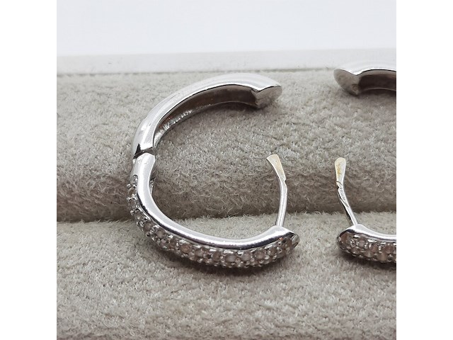 Paar witgouden creolen met pavé gezet briljant, 18 karaats - afbeelding 6 van  14