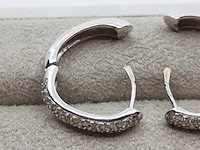 Paar witgouden creolen met pavé gezet briljant, 18 karaats - afbeelding 6 van  14