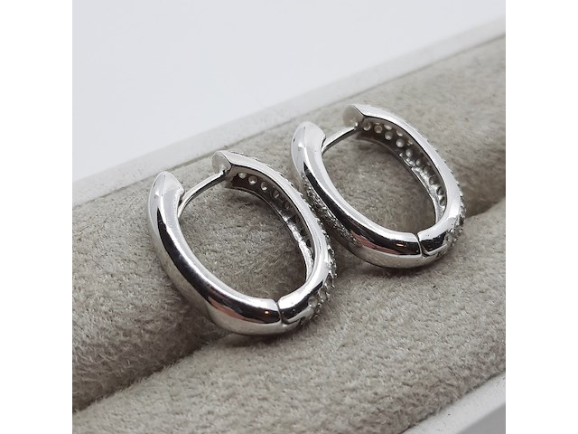 Paar witgouden creolen met pavé gezet briljant, 18 karaats - afbeelding 8 van  14