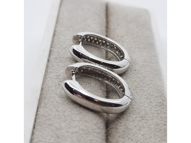 Paar witgouden creolen met pavé gezet briljant, 18 karaats - afbeelding 9 van  14