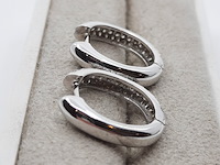 Paar witgouden creolen met pavé gezet briljant, 18 karaats - afbeelding 9 van  14