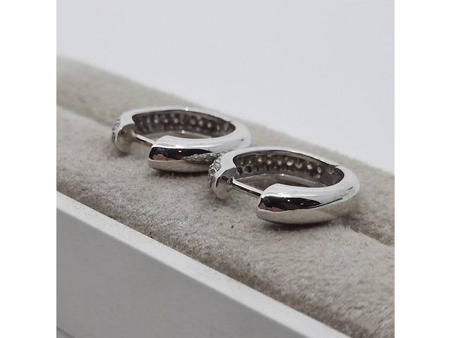 Paar witgouden creolen met pavé gezet briljant, 18 karaats - afbeelding 10 van  14