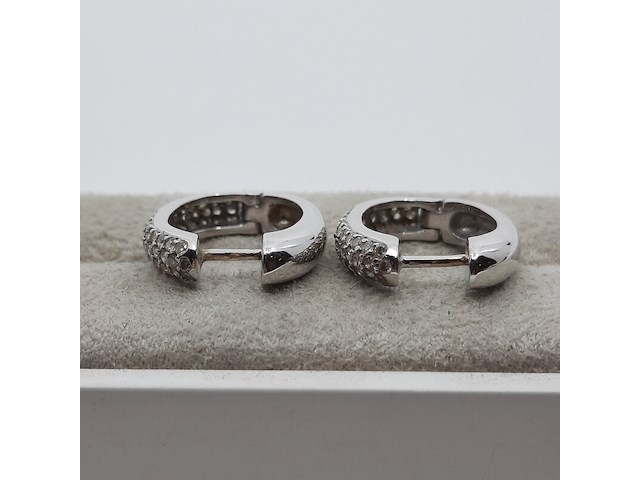 Paar witgouden creolen met pavé gezet briljant, 18 karaats - afbeelding 11 van  14
