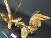 Paar zeer fraaie en grote deels vergulde vechthanen - afbeelding 2 van  5