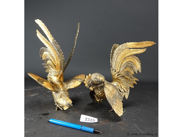 Paar zeer fraaie en grote deels vergulde vechthanen - afbeelding 1 van  5