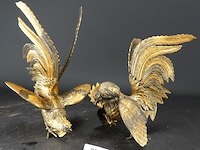 Paar zeer fraaie en grote deels vergulde vechthanen - afbeelding 1 van  5