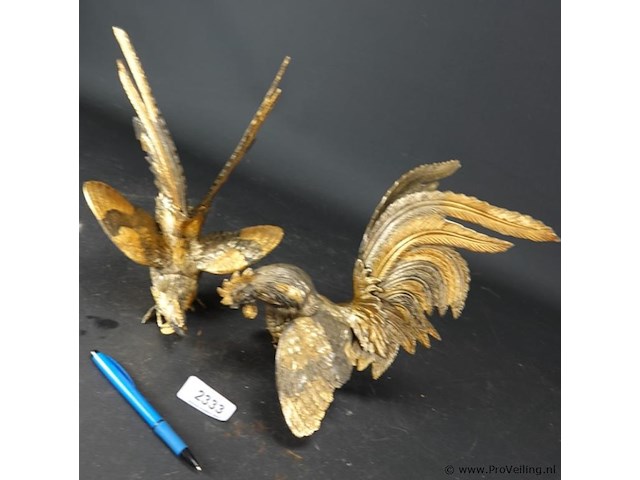 Paar zeer fraaie en grote deels vergulde vechthanen - afbeelding 2 van  5