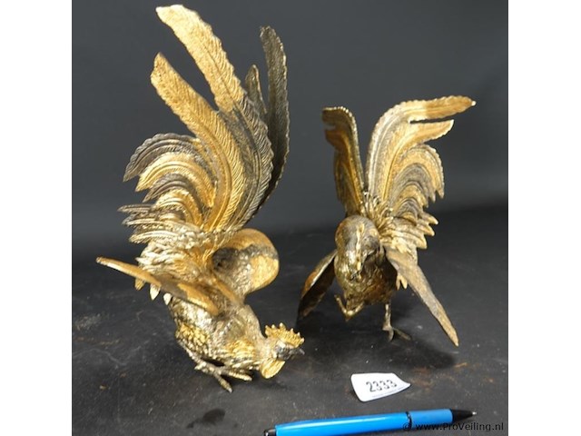 Paar zeer fraaie en grote deels vergulde vechthanen - afbeelding 3 van  5