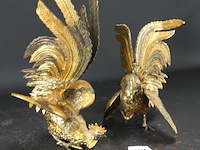 Paar zeer fraaie en grote deels vergulde vechthanen - afbeelding 3 van  5