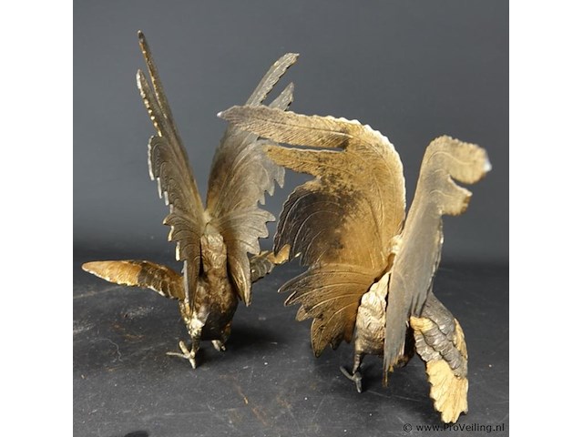 Paar zeer fraaie en grote deels vergulde vechthanen - afbeelding 4 van  5