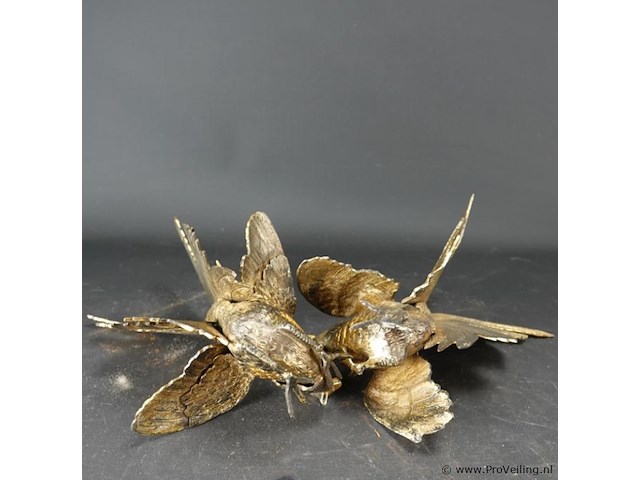 Paar zeer fraaie en grote deels vergulde vechthanen - afbeelding 5 van  5