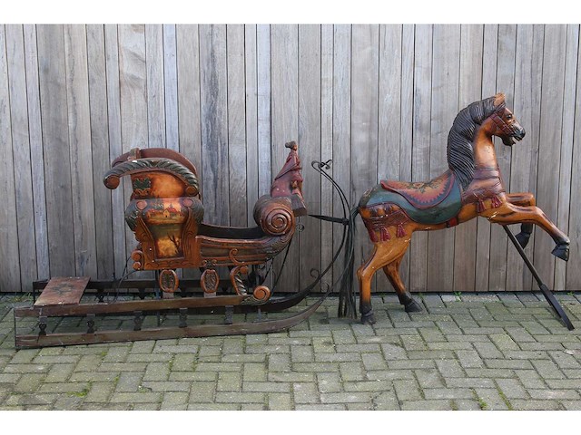 Paard met arreslee - afbeelding 1 van  11
