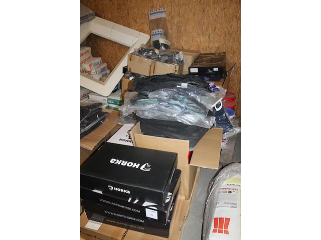 Paarden- en paardrijbenodigdheden/producten op drie pallets. - afbeelding 3 van  10