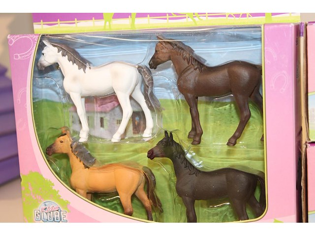 Paarden en hekken globehorses. - afbeelding 2 van  2