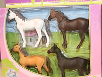 Paarden en hekken globehorses. - afbeelding 2 van  2