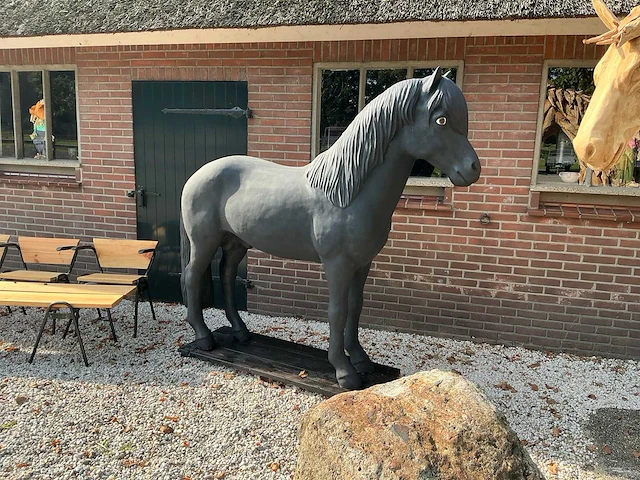 Paardenbeeld - afbeelding 1 van  5