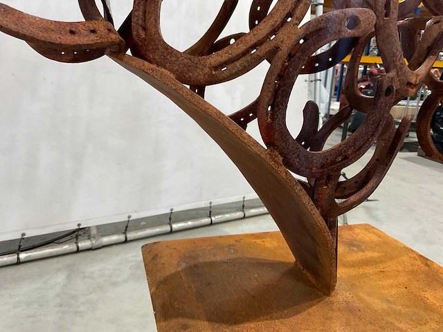 Paardenhoofd op zuil - afbeelding 2 van  10