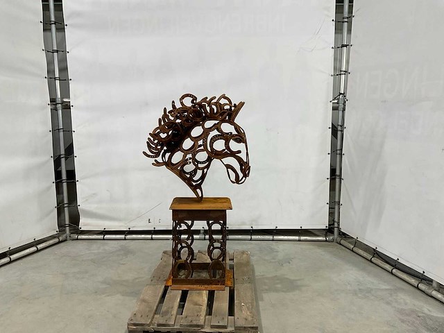 Paardenhoofd op zuil - afbeelding 1 van  10