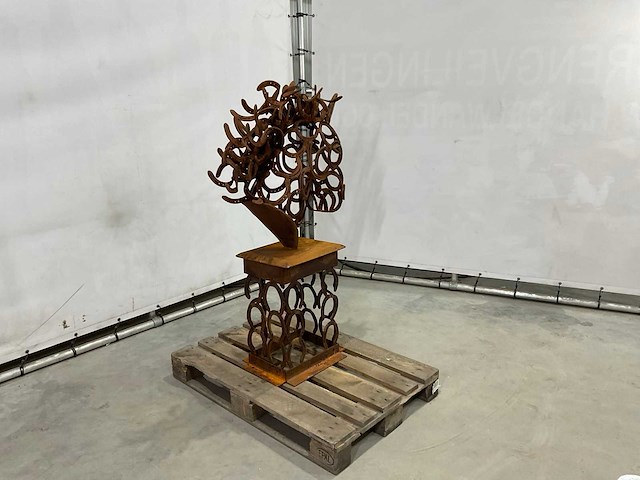 Paardenhoofd op zuil - afbeelding 4 van  10