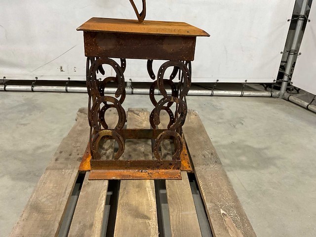 Paardenhoofd op zuil - afbeelding 7 van  10