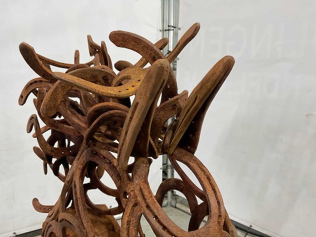 Paardenhoofd op zuil - afbeelding 8 van  10