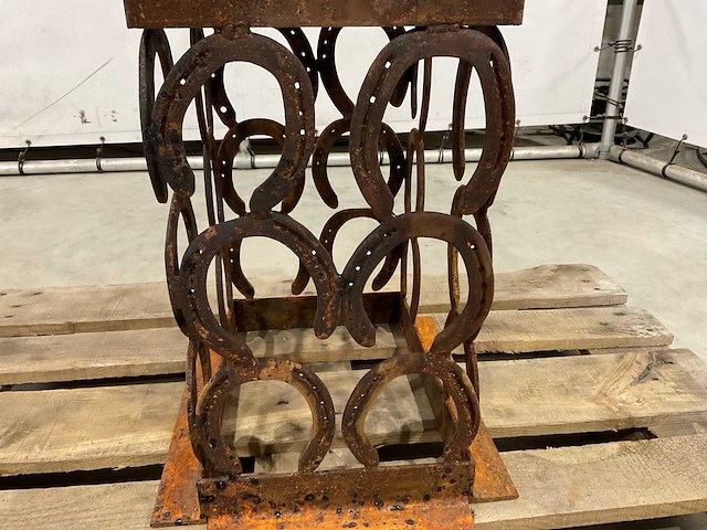 Paardenhoofd op zuil - afbeelding 10 van  10