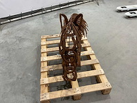 Paardenhoofd van oude hoefijzers - afbeelding 3 van  7