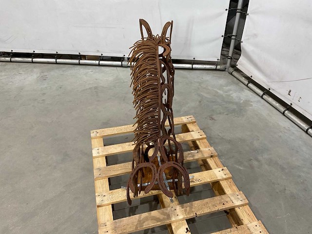 Paardenhoofd van oude hoefijzers - afbeelding 4 van  7