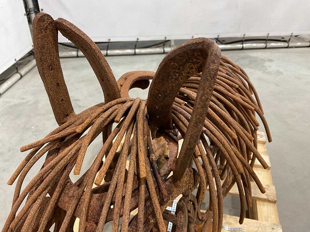 Paardenhoofd van oude hoefijzers - afbeelding 5 van  7