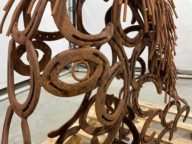 Paardenhoofd van oude hoefijzers - afbeelding 6 van  7