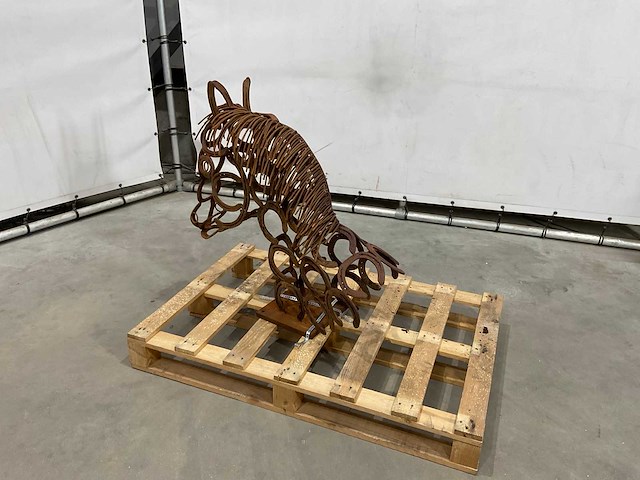 Paardenhoofd van oude hoefijzers - afbeelding 1 van  7