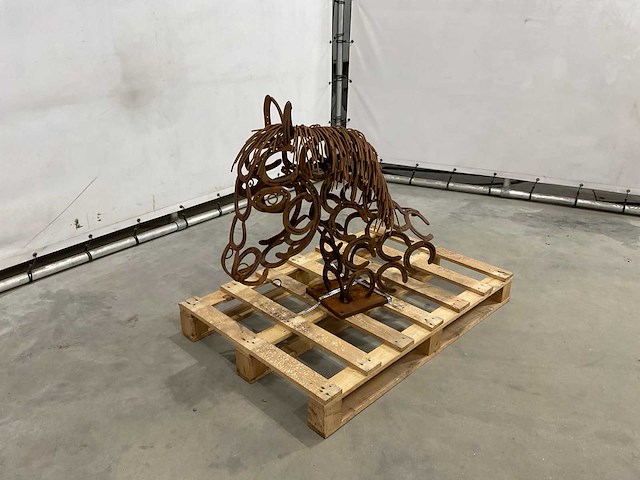 Paardenhoofd van oude hoefijzers - afbeelding 2 van  7