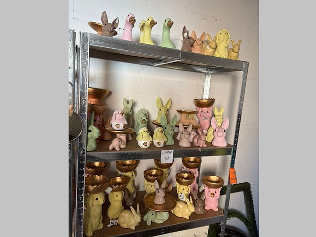 Paasproducten op drie schappen w.o. konijnen, kuikens en ganzen. - afbeelding 1 van  2