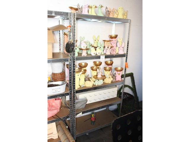 Paasproducten op drie schappen w.o. konijnen, kuikens en ganzen. - afbeelding 2 van  2