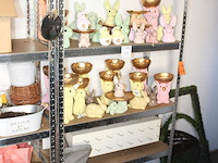 Paasproducten op drie schappen w.o. konijnen, kuikens en ganzen. - afbeelding 2 van  2