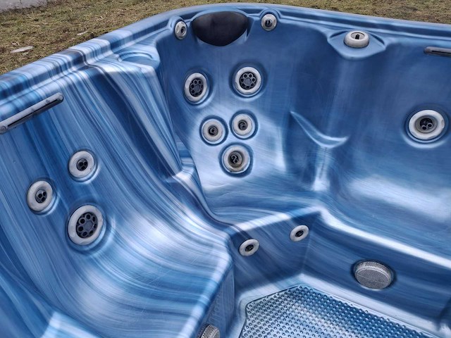 Pacific 5 persoons jacuzzi en buitenspa - afbeelding 18 van  25