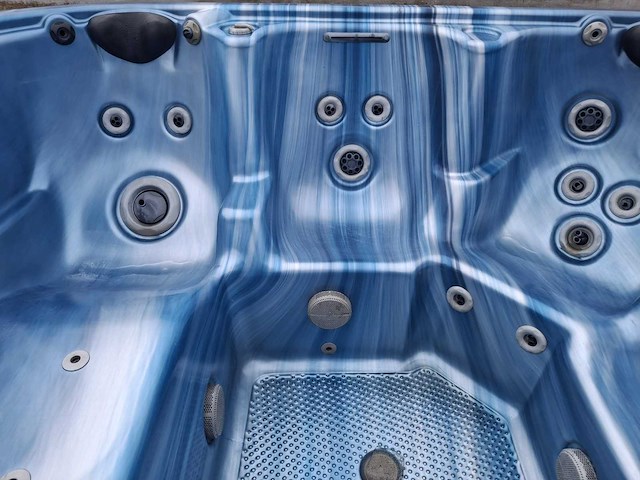 Pacific 5 persoons jacuzzi en buitenspa - afbeelding 15 van  25